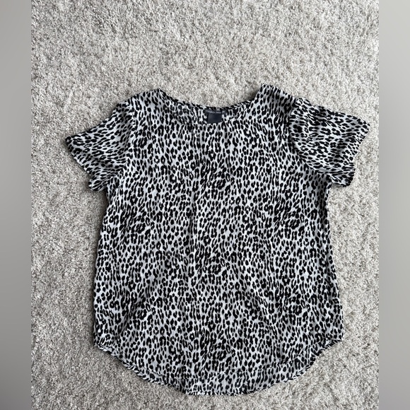 Chelsea & Theodore Women's Snow Leopard Print Short Sleeve Blouse Size Large - Picture 1 of 4